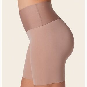 NWT Leonisa M PowerStay Stay-In-Place Seamless Shapewear Shorts Smooth